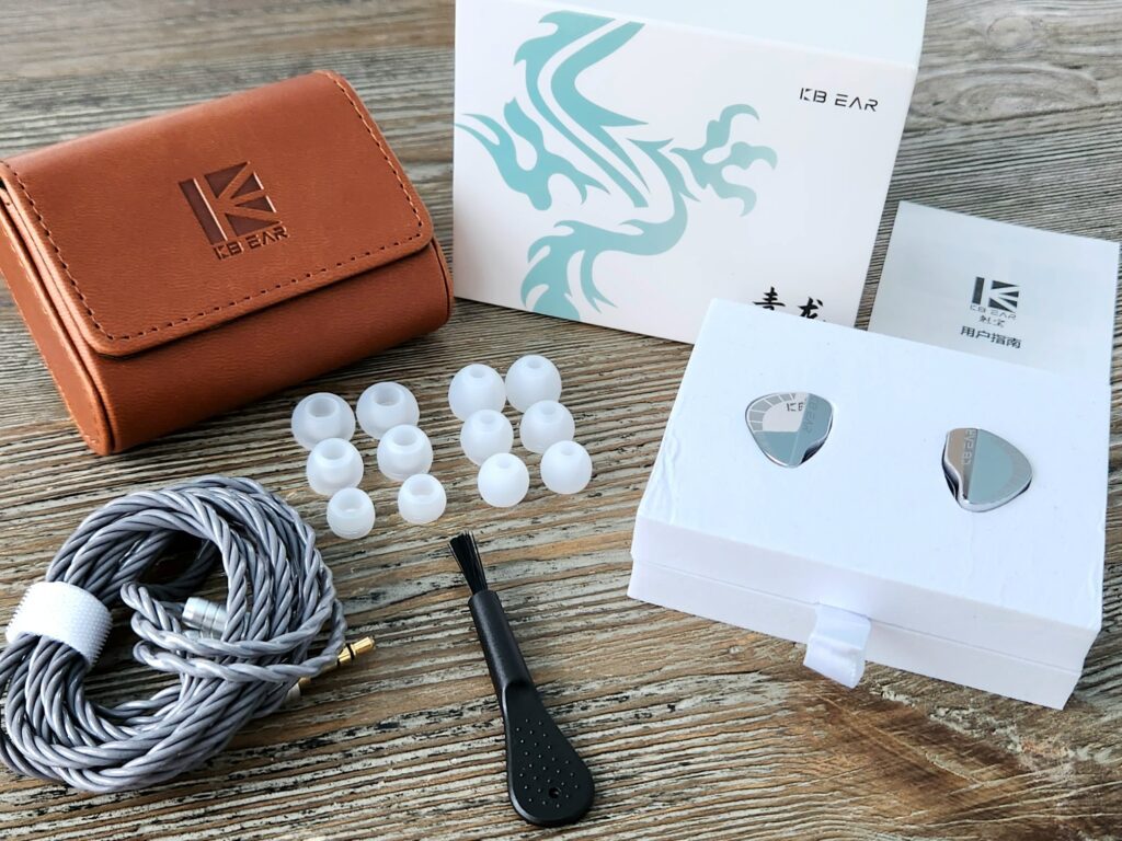 KBear Qinglong's entire packaging and accessories.