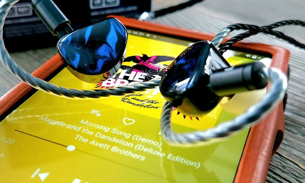 Kiwi Ears Cadenza and the Shanling M6 Ultra.