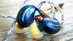 Kinera Hodur with K-07 tips and the included cable
