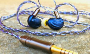 Kinera Hodur with included cable