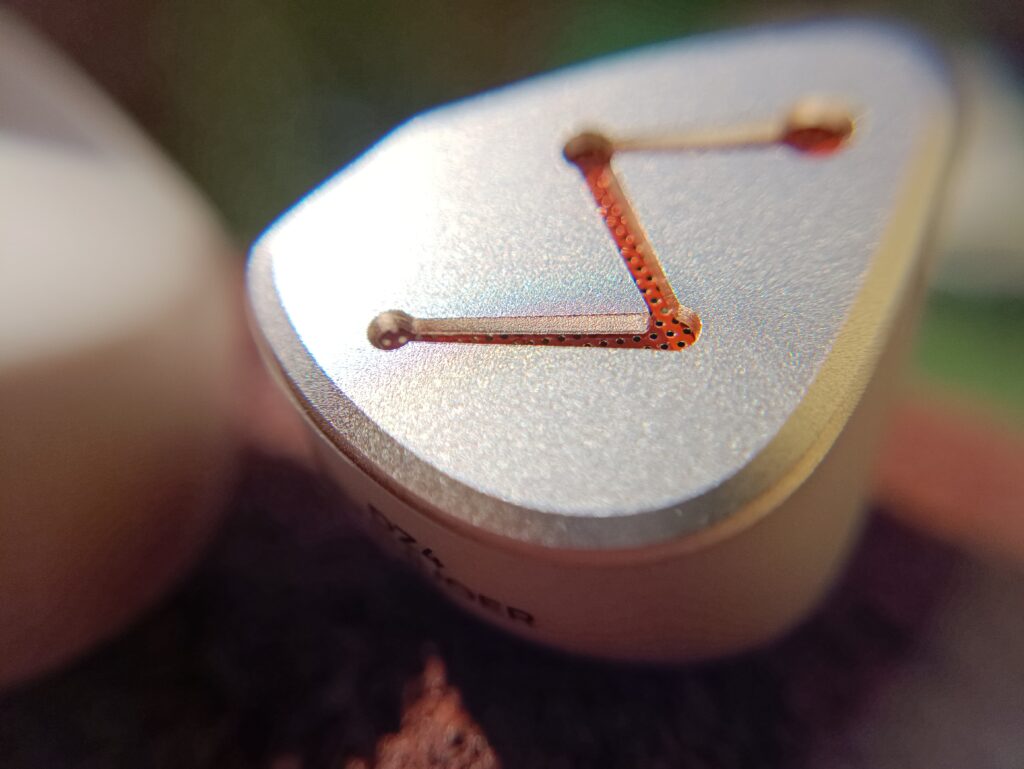 Letshuoer DZ4 faceplate details