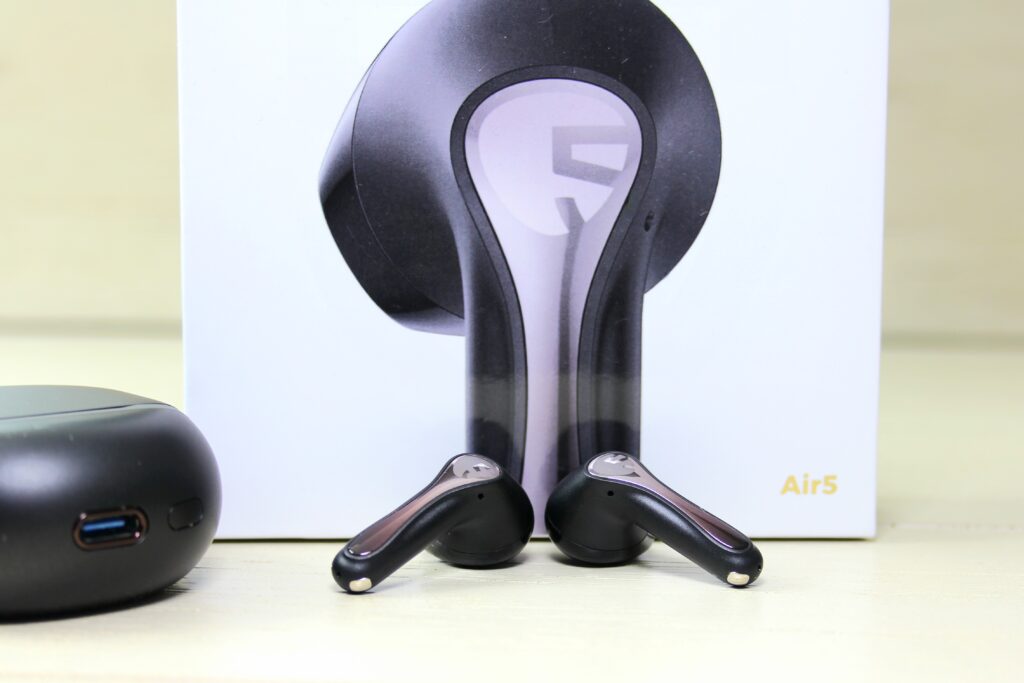 Air5 and the Soundpeats packaging