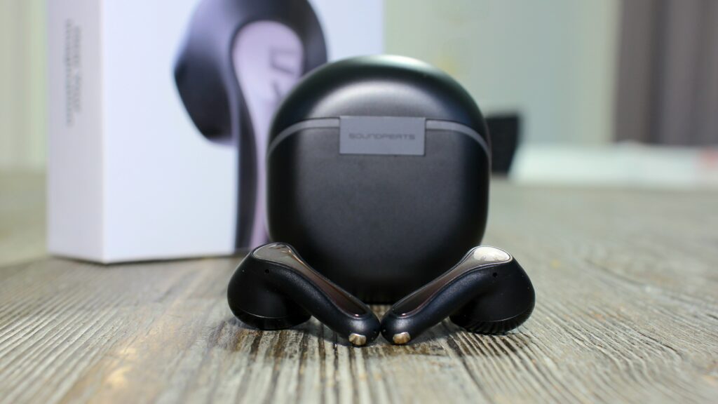 The Soundpeats Air5 is a nice looking set