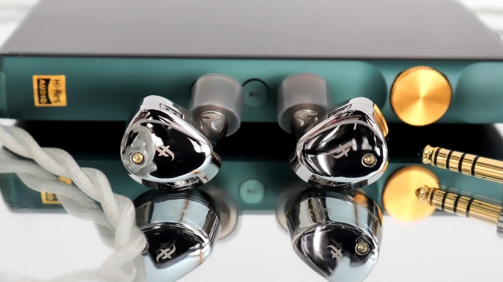 The Simgot ET142 & the iBasso DX240