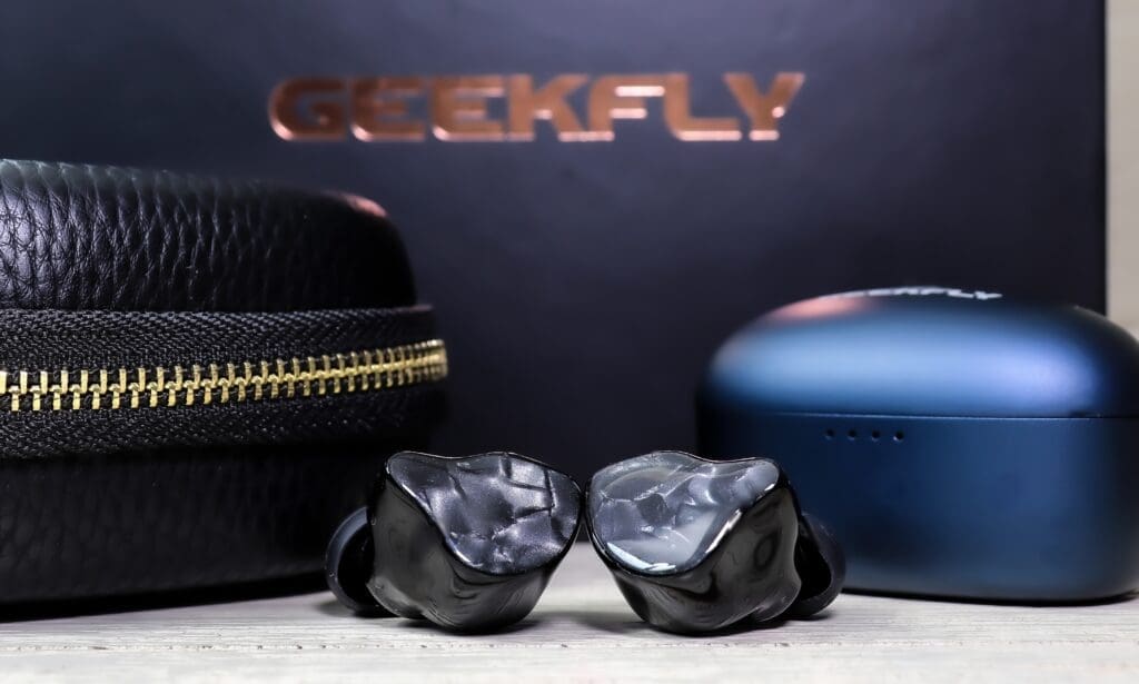 Geekfly GF3 and charging case