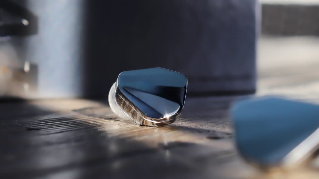 A beautiful shot of the Jialai Carat earphones