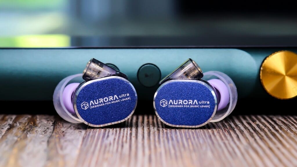 Nicely contrasted picture of the Aurora Ultra in front of the Ibasso DX240