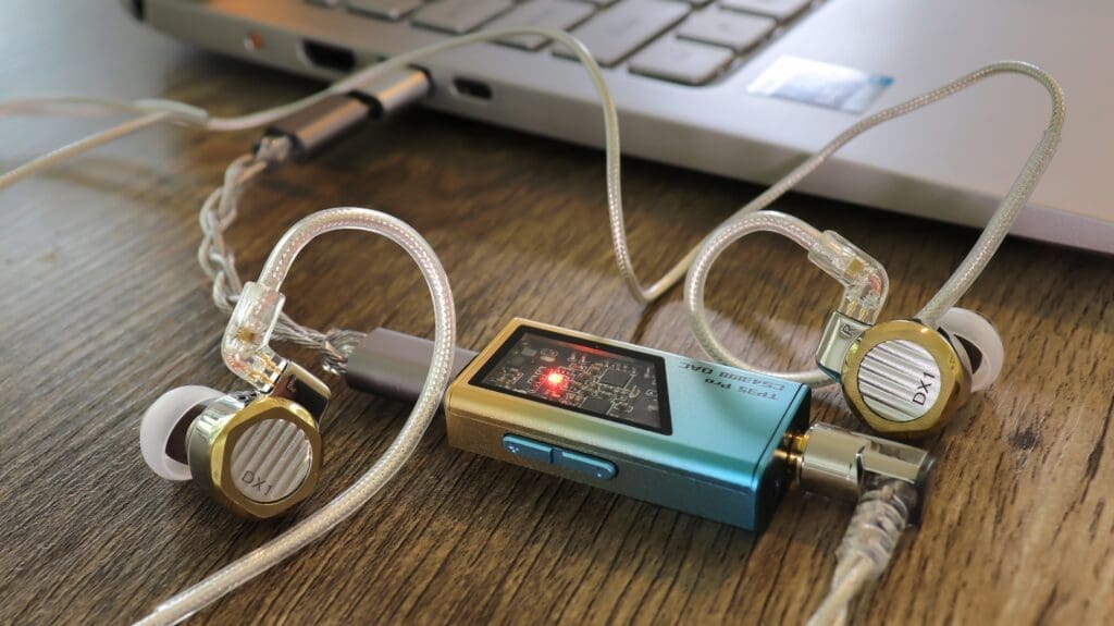 The Letshuoer DX1 and the EPZ TP35 Pro attached to the computer