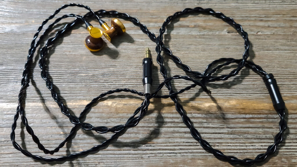 The Sivga M300 and its cable
