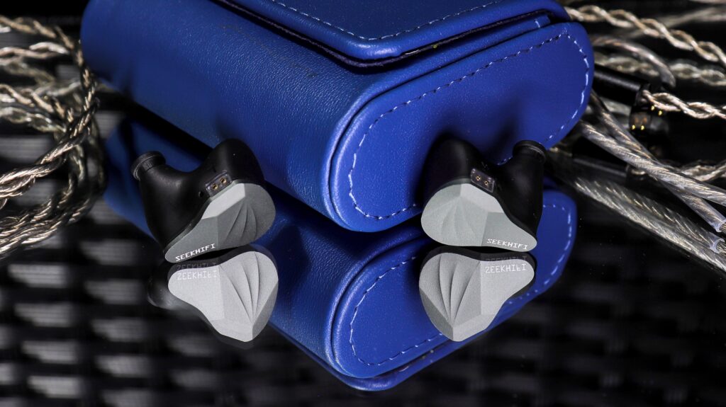 The SeekHifi S2 and its carrying case