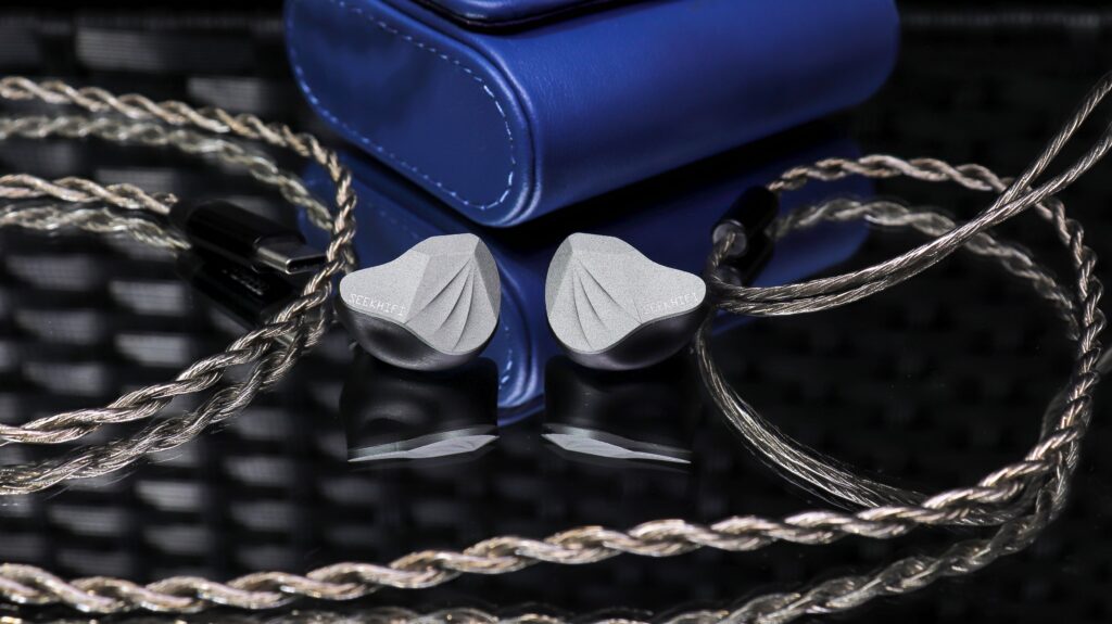 SeekHifi S2 and carrying case