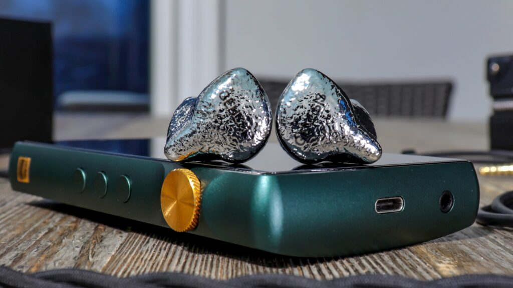 EarAcoustics Genesis G318S & the iBasso DX240